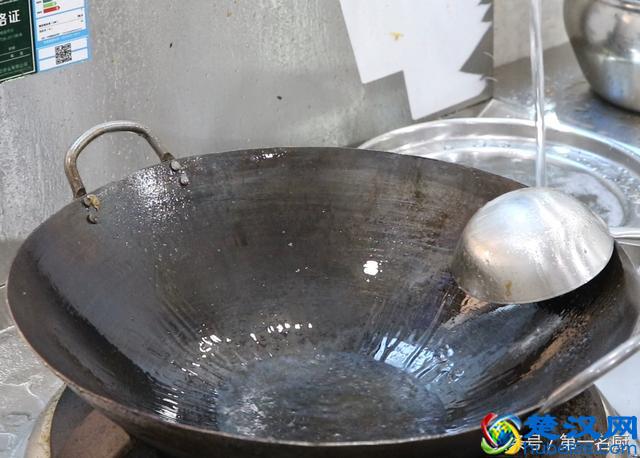 手撕包菜怎样做好吃？大厨教你一个妙招，炒出来口感爽脆，味道美