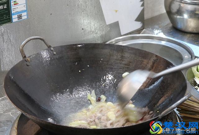 手撕包菜怎样做好吃？大厨教你一个妙招，炒出来口感爽脆，味道美