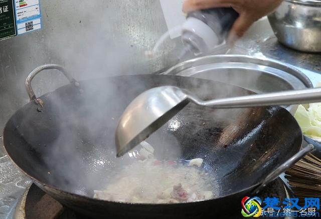 手撕包菜怎样做好吃？大厨教你一个妙招，炒出来口感爽脆，味道美