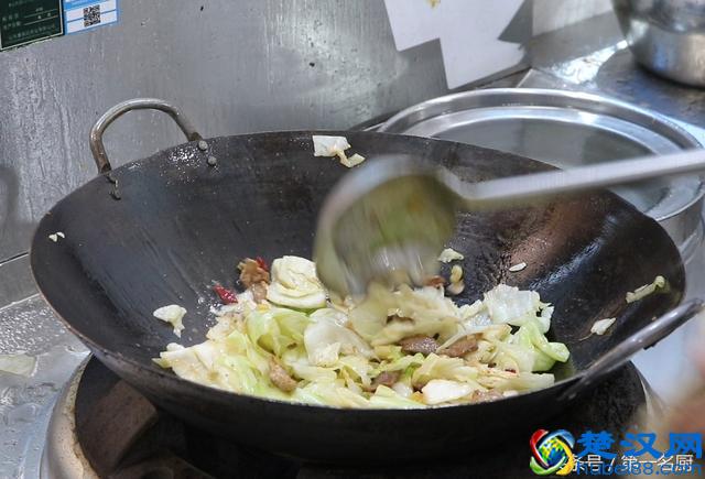 手撕包菜怎样做好吃？大厨教你一个妙招，炒出来口感爽脆，味道美