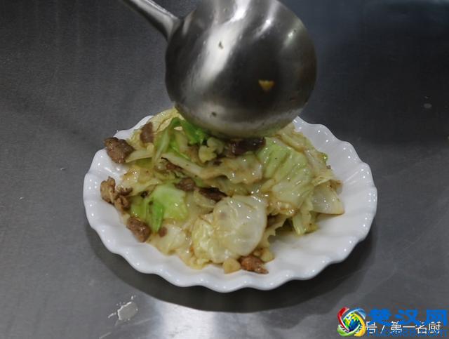 手撕包菜怎样做好吃？大厨教你一个妙招，炒出来口感爽脆，味道美