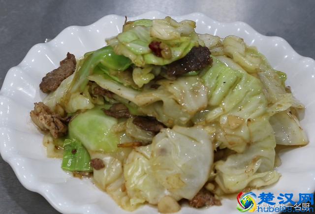 手撕包菜怎样做好吃？大厨教你一个妙招，炒出来口感爽脆，味道美