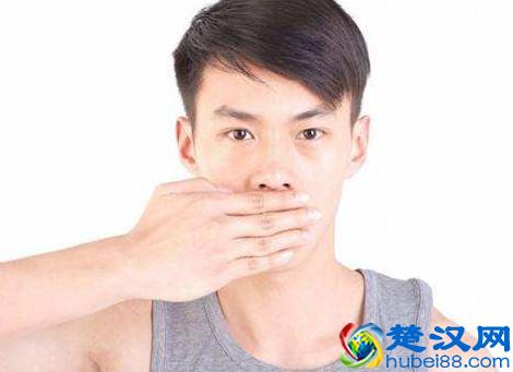 打嗝不止，连续打嗝怎么办？2个小方法，迅速“止嗝”！