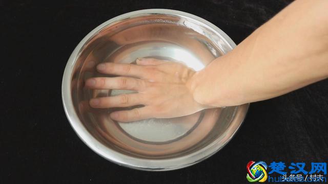 被烫伤了怎么办，只需用厨房常见的它，烫伤止痛快不起泡留疤