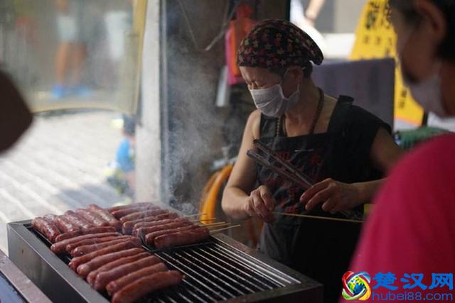 80后女生做特色小吃加盟店，一年收入20万以上