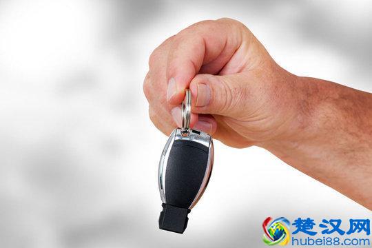 钥匙锁车里了怎么办？几招应急办法轻松解决！