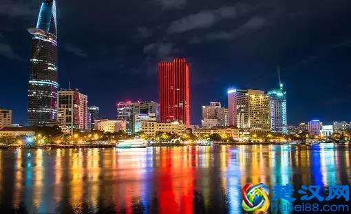 当我们站在桥头，看车水马龙的城市