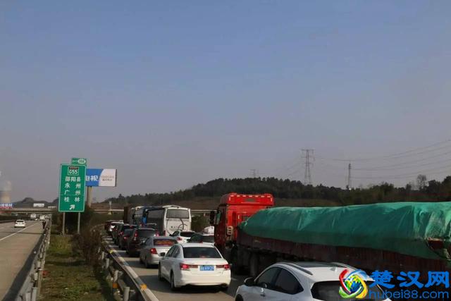 注意了！这条匝道路肩可以临时通行！