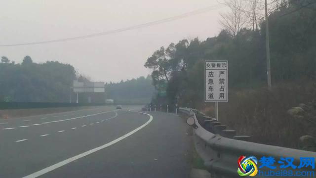 注意了！这条匝道路肩可以临时通行！