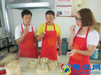 早餐小吃学做什么能摆摊卖的，一个或两个人就可以操作