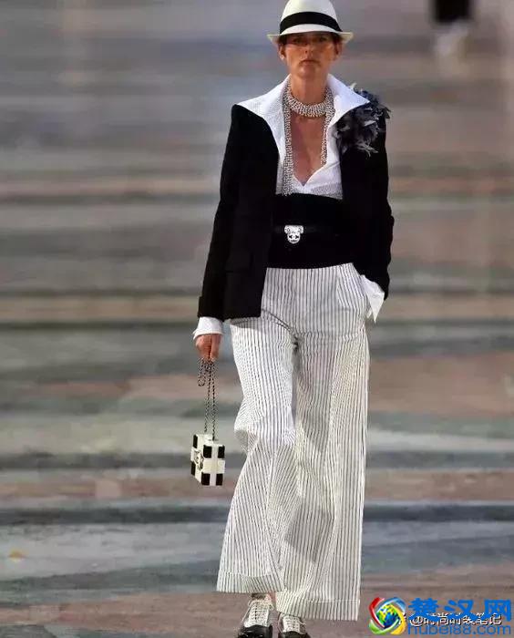 黑白颜色这么搭，让你时尚又有内涵！