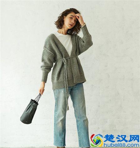 针织衫配什么裤子 春天就很适合穿针织罩衫