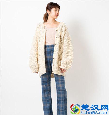 针织衫配什么裤子 春天就很适合穿针织罩衫