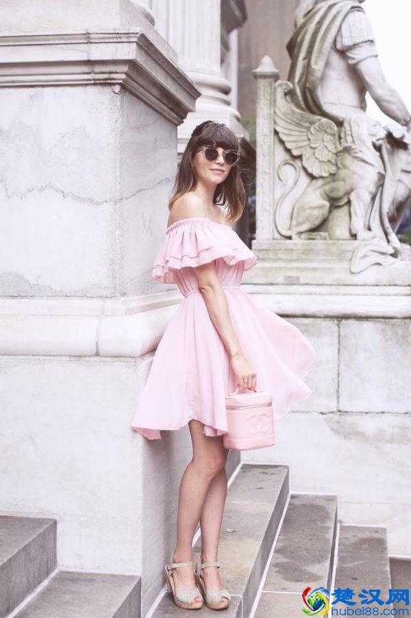 穿露肩上衣才是趋势,该如何搭配 呢?