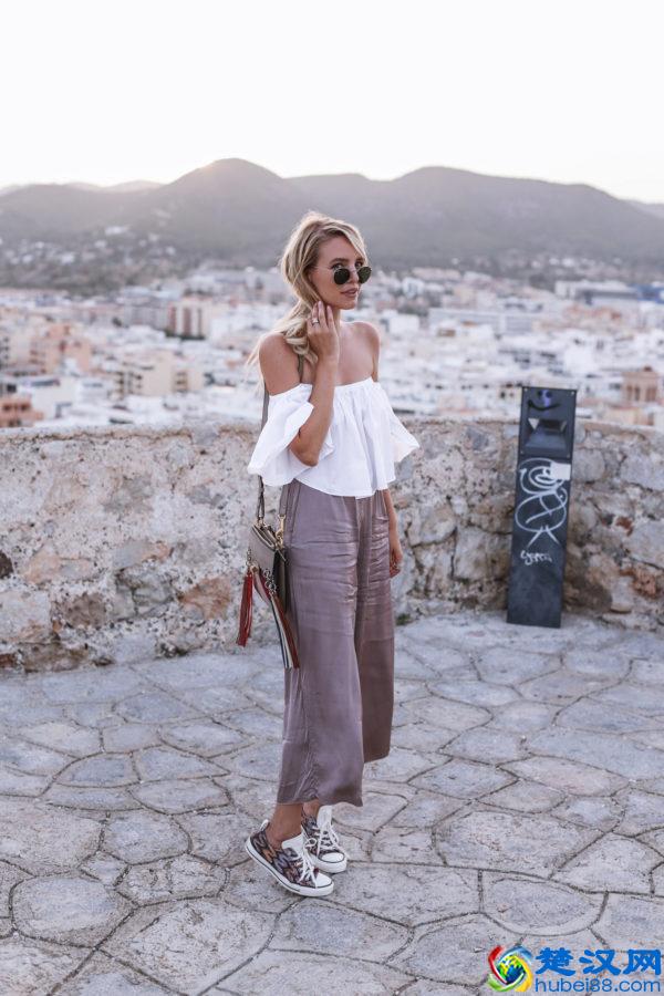 穿露肩上衣才是趋势,该如何搭配 呢?