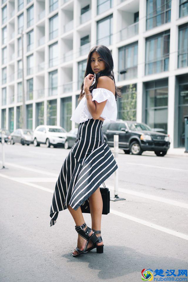 穿露肩上衣才是趋势,该如何搭配 呢?