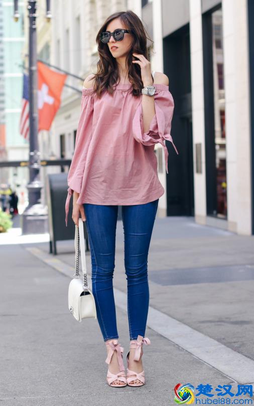 穿露肩上衣才是趋势,该如何搭配 呢?