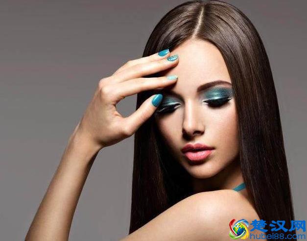 如何让自己的头发变直变柔顺？这些方面告诉你