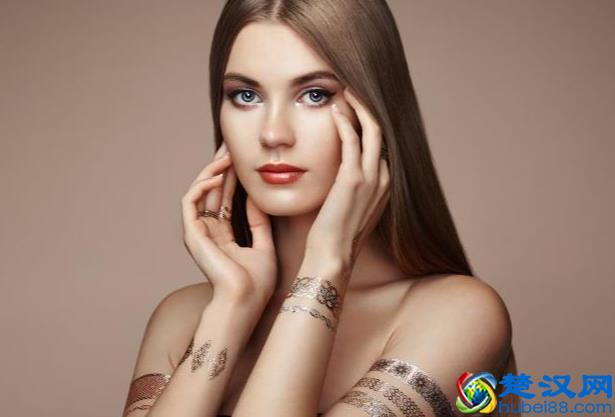 如何让自己的头发变直变柔顺？这些方面告诉你