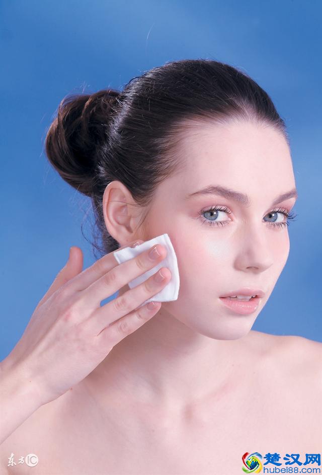 长痘痘时要不要用洗面奶？痘痘肌洁面的这些护肤误区都在这！