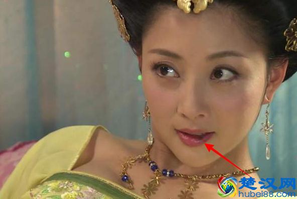 殷桃的嘴为什么一直是“破”的，在一次采访中，耿直的讲出原因