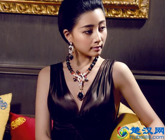 殷桃的嘴为什么一直是“破”的，在一次采访中，耿直的讲出原因