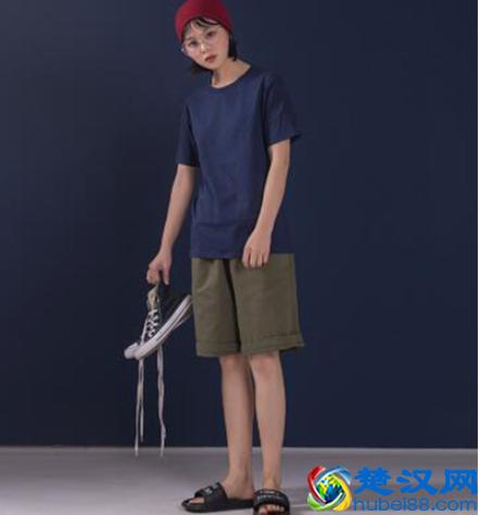 深绿色的裤子,适合搭配上什么样的上衣,我们一起来看看!