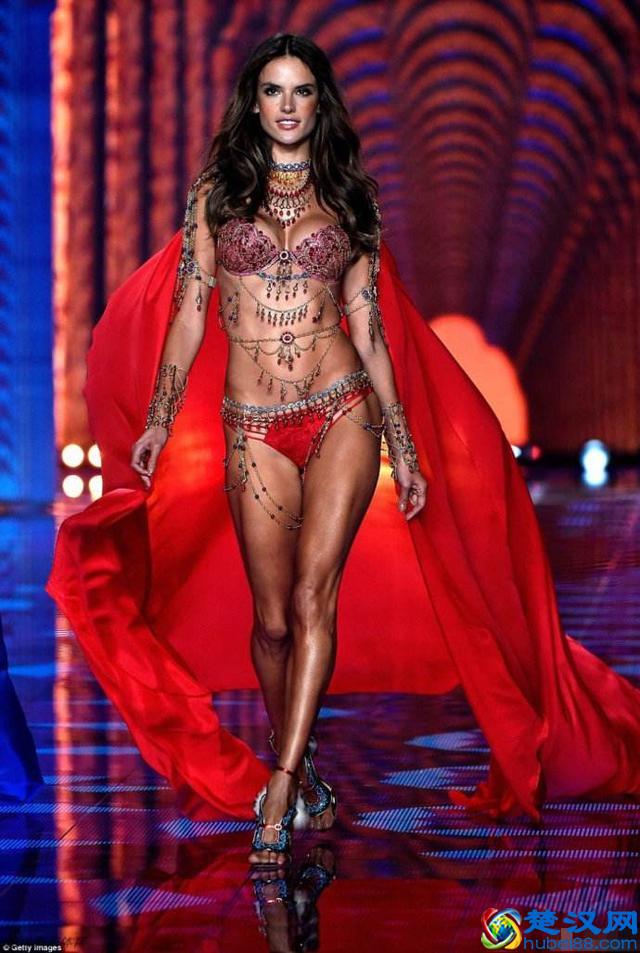 世界杯足球宝贝来了！个个都长腿细腰，美艳无双