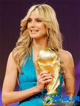 世界杯足球宝贝来了！个个都长腿细腰，美艳无双