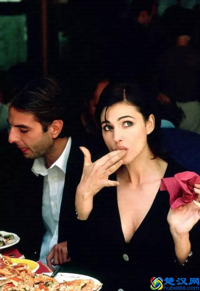 世界杯足球宝贝来了！个个都长腿细腰，美艳无双