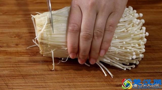 金针菇的这种做法，好吃又好看，咬下去满口酥脆，做法超简单