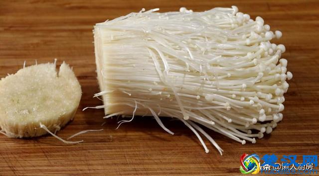 金针菇的这种做法，好吃又好看，咬下去满口酥脆，做法超简单