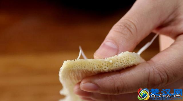 金针菇的这种做法，好吃又好看，咬下去满口酥脆，做法超简单