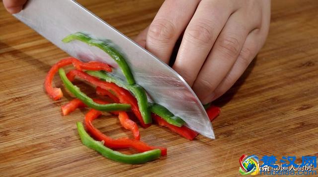 金针菇的这种做法，好吃又好看，咬下去满口酥脆，做法超简单