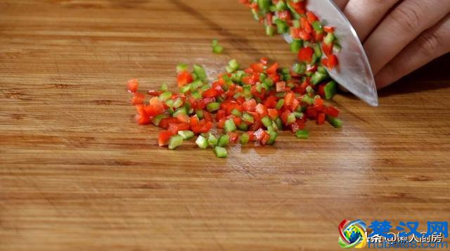 金针菇的这种做法，好吃又好看，咬下去满口酥脆，做法超简单