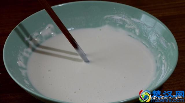 金针菇的这种做法，好吃又好看，咬下去满口酥脆，做法超简单