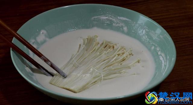 金针菇的这种做法，好吃又好看，咬下去满口酥脆，做法超简单