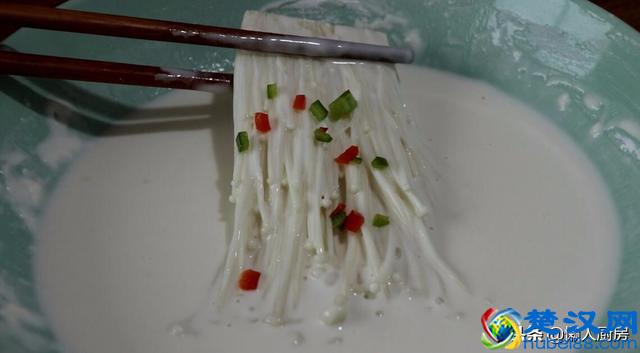 金针菇的这种做法，好吃又好看，咬下去满口酥脆，做法超简单