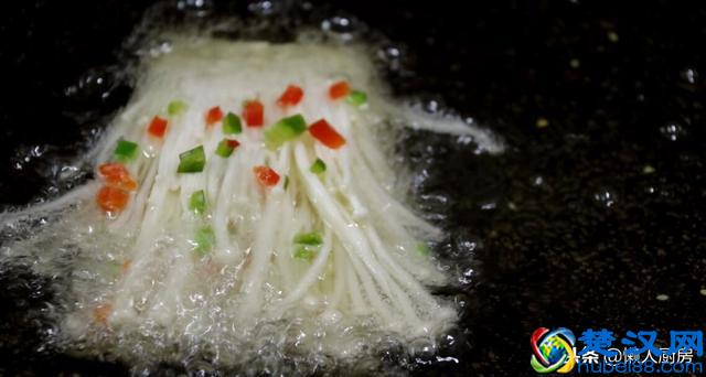 金针菇的这种做法，好吃又好看，咬下去满口酥脆，做法超简单