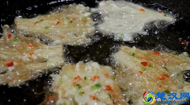 金针菇的这种做法，好吃又好看，咬下去满口酥脆，做法超简单