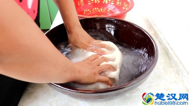 教你在家做凉皮，不开裂、不断开、不发粘，口感筋道特好吃