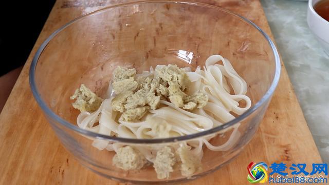 教你在家做凉皮，不开裂、不断开、不发粘，口感筋道特好吃