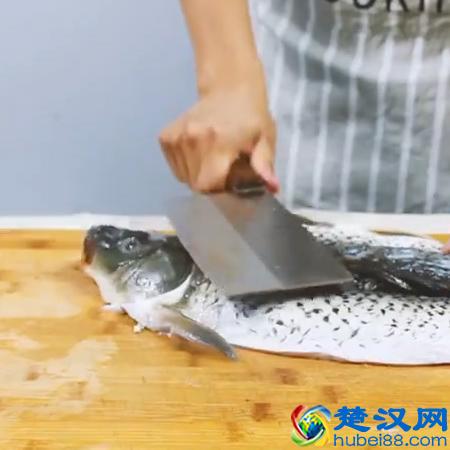 教你在家也能做烤鱼，外焦里嫩，味道鲜香，不比烤鱼店的口感差