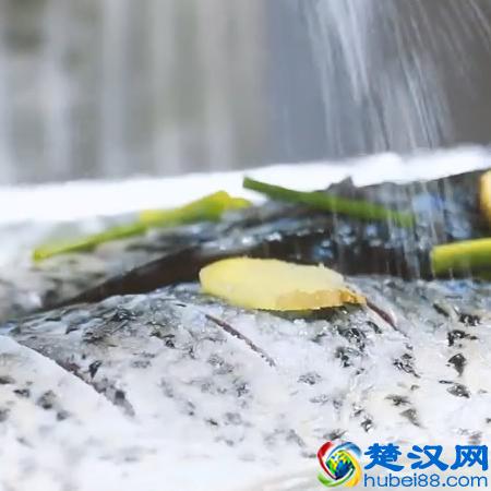 教你在家也能做烤鱼，外焦里嫩，味道鲜香，不比烤鱼店的口感差