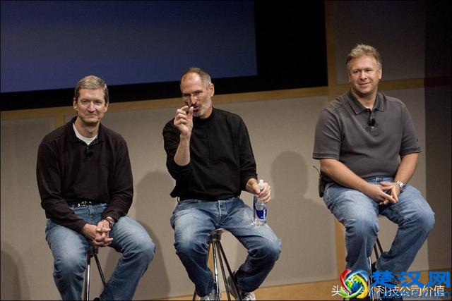 乔布斯后为何他是苹果CEO：7年前备受质疑，如今成就万亿美元市值