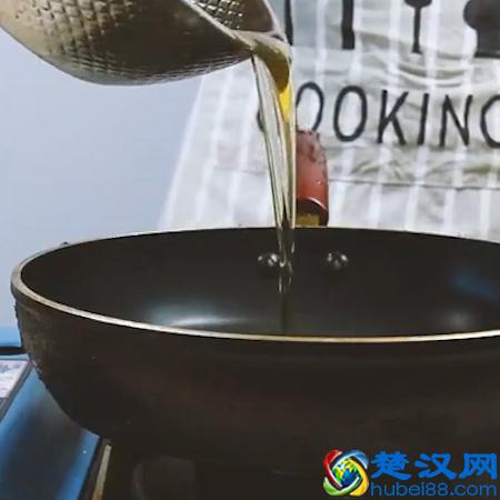 教你在家也能做烤鱼，外焦里嫩，味道鲜香，不比烤鱼店的口感差