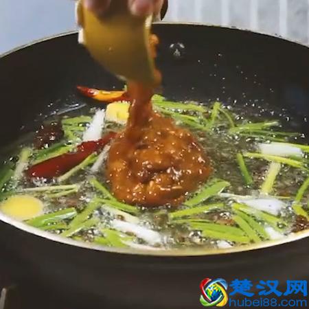 教你在家也能做烤鱼，外焦里嫩，味道鲜香，不比烤鱼店的口感差