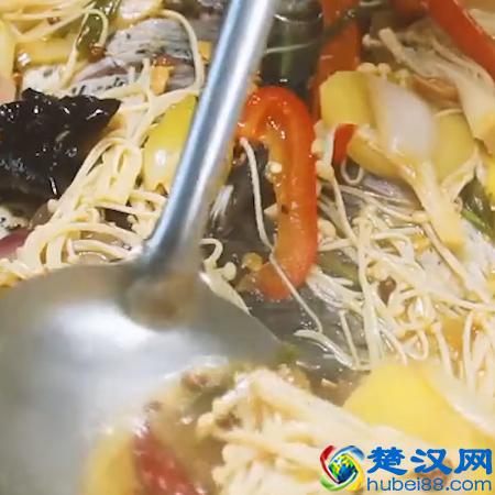 教你在家也能做烤鱼，外焦里嫩，味道鲜香，不比烤鱼店的口感差