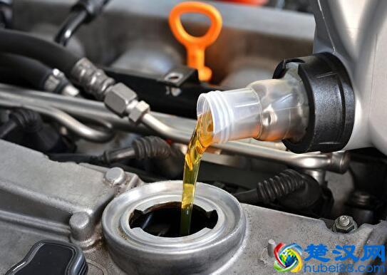 汽车机油多少公里换一次比较合适？维修工说出实话