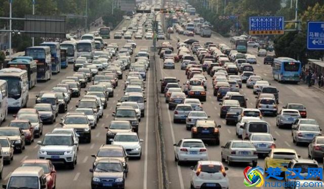 汽车机油多少公里换一次比较合适?维修工说出实话